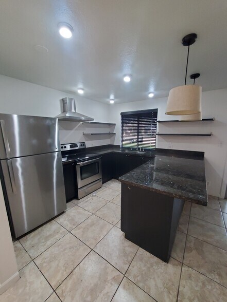 Building Photo - 1005 W 5th St