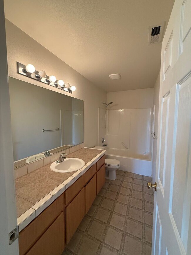 Building Photo - Spacious 4-Bedroom Rental Home in Prime Pa...