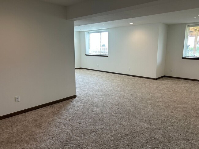 Building Photo - Available in August - Spacious 4 Bedroom, 3 Bathroom Home in the Linn-Mar School District