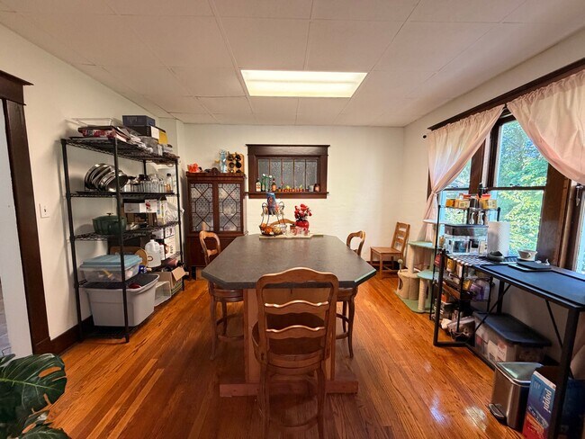 Building Photo - Charming Four Bedroom Home on SE Side!