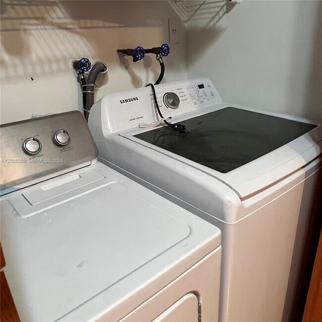 Building Photo - 6235 SW Kendale Lakes Cir