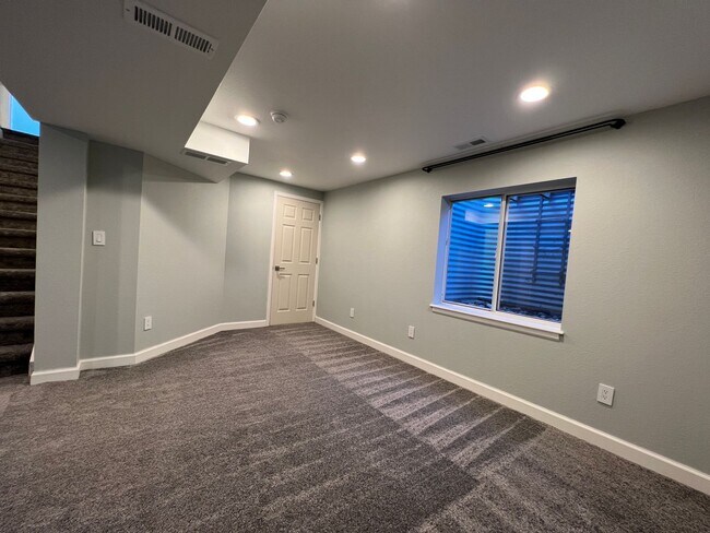 Building Photo - 4-Bedroom Gem in Erie: Modern Luxury, Ideal Space! Available March