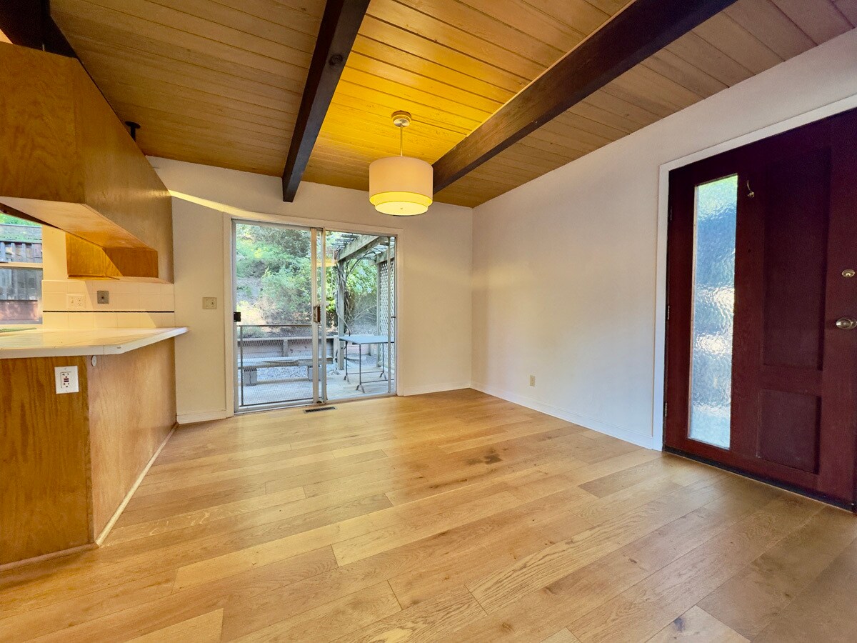 Building Photo - 6583 Valley View Rd