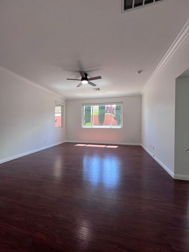 Building Photo - Stunning 4-Bed 3 Car Garage Gated Single S...