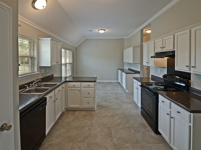 Building Photo - 3 Bed, 2 bath with over 2000 sq feet near Riverdale and Stateline Rd