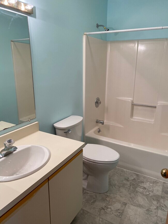 Main Bath w/Tub-Shower - N14 Stonehedge Dr