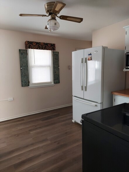 Kitchen - 202 Renrose Ave