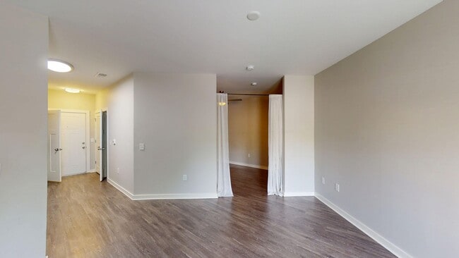 Building Photo - Studio Apartment With Amenities in Melrose...