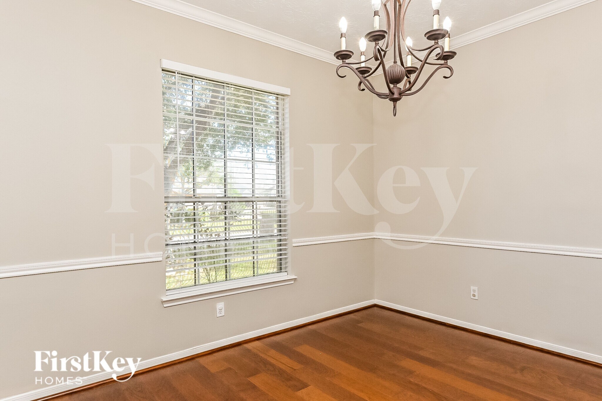 Building Photo - 2558 Doral Dr