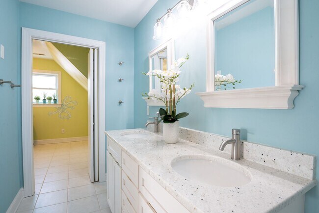 Building Photo - PERFECT SINGLE FAMILY OFF-SEASON MONTHLY R...