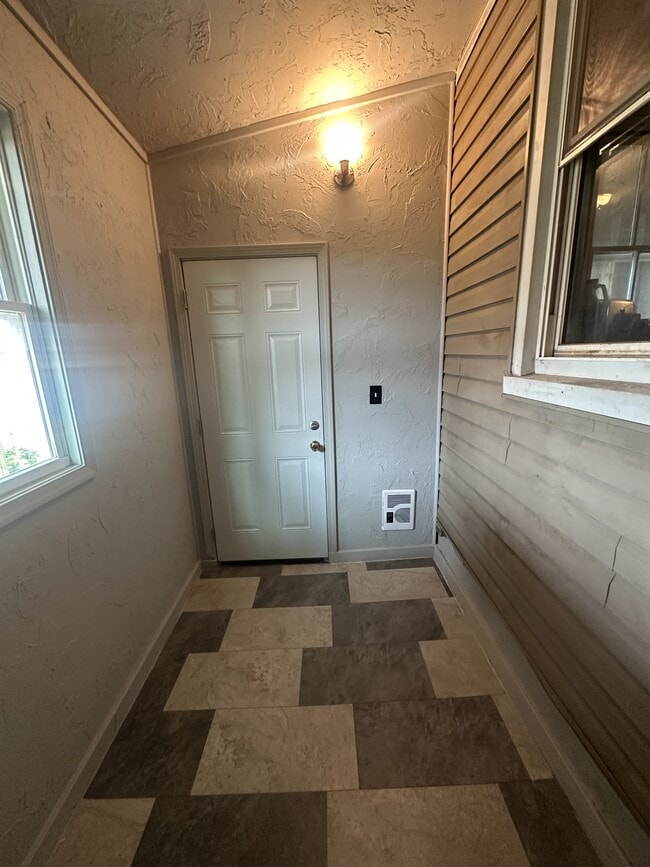 Building Photo - 636 Vander Ave