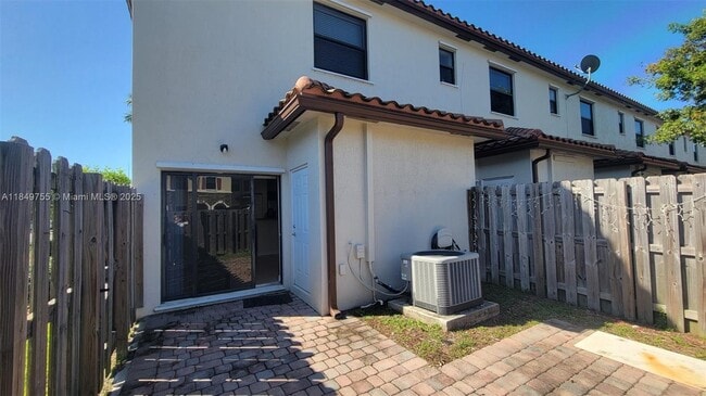 Building Photo - 3223 SE 4th Ct