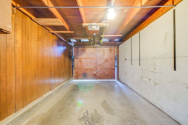 Building Photo - Lovely and Spacious 2BR 2.5BA Condo in Gre...