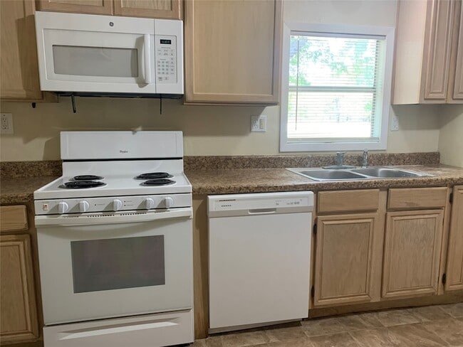 Building Photo - 1412 Sheri Ln S