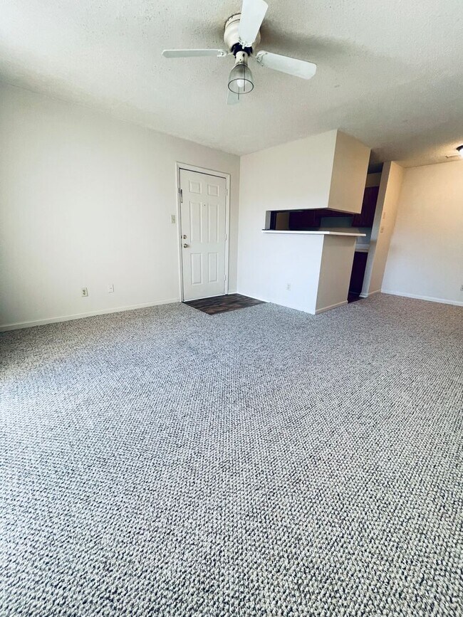 Building Photo - 105 Oriole Dr