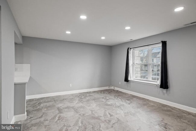 Building Photo - 26 Knoll Dr