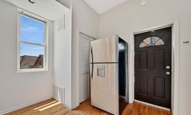 Building Photo - 4106 S Lake Park Ave