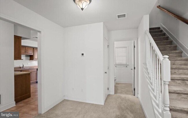 Building Photo - 10 Lenox Ct