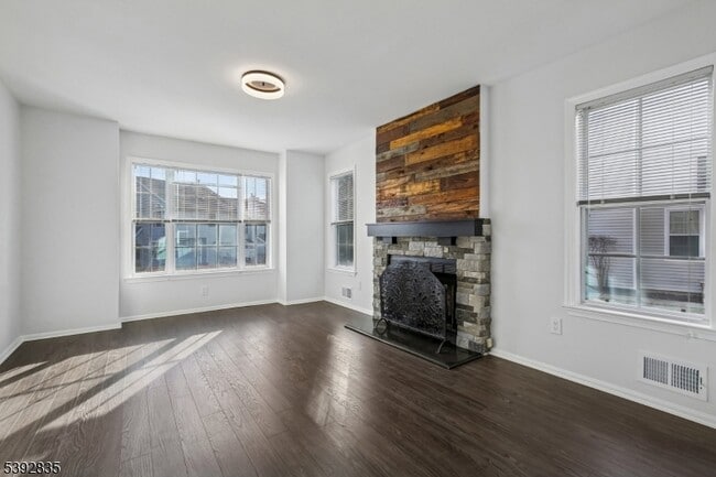 Building Photo - 13 Winding Brook Rd