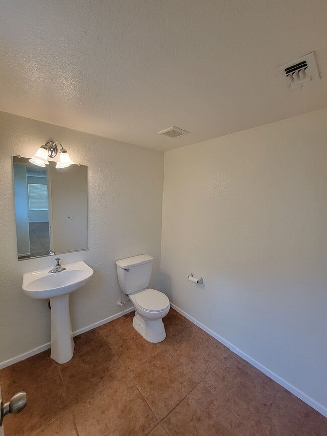 Building Photo - Spacious 3-Bedroom Townhome in Imperial – Available for Lease!