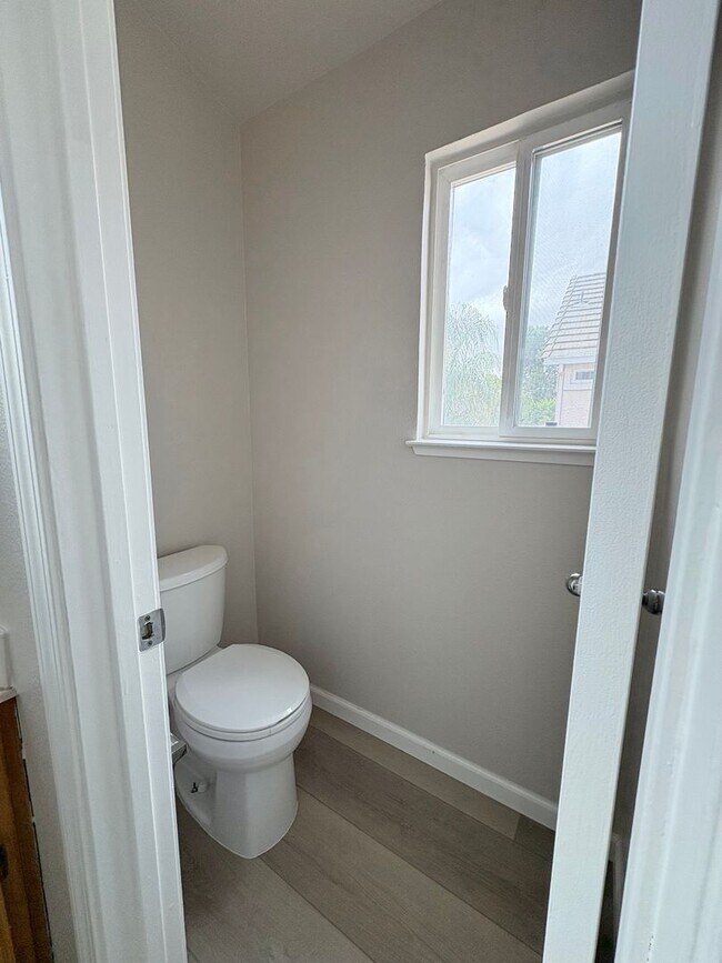 Building Photo - 3 Bedroom In Brentwood