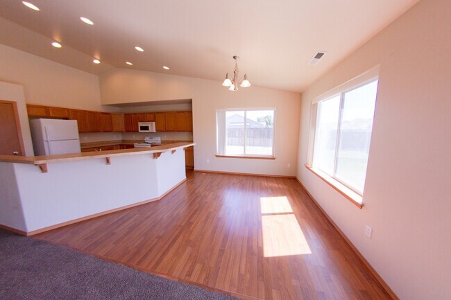 Building Photo - Open Floor Plan Home with Large Fenced Yard