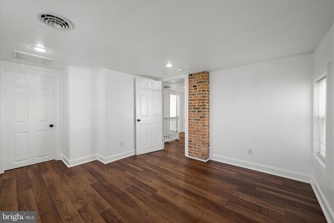 Building Photo - 117 E Monmouth St