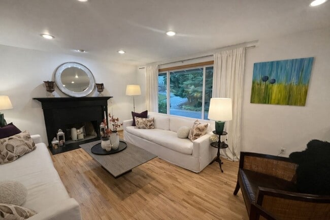 Building Photo - 5Bd/2.25Ba Bellevue House