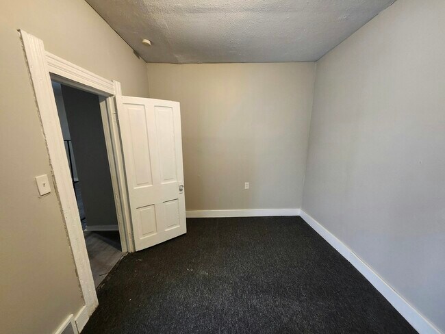 Building Photo - 2033 W 98th St
