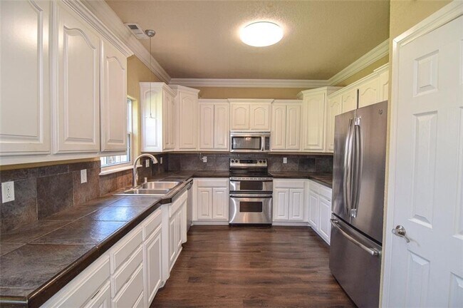 Building Photo - 6113 W Pleasant Dr