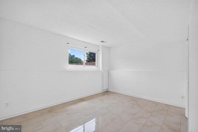 Building Photo - 13296 Hollinger Ave