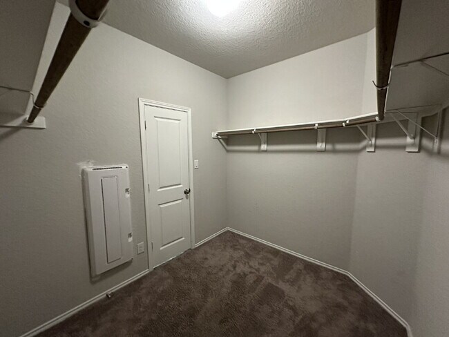 Building Photo - Spacious 5 Bedroom, 3.5 Bath Home with 2,6...
