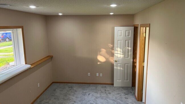 Building Photo - 7866 Old Carriage Ct