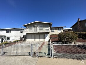 Building Photo - Beautiful Recently Remodeled Seaside Home ...