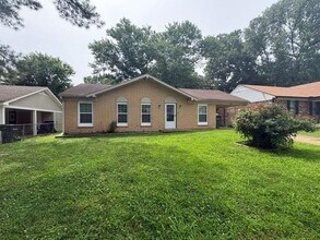 Building Photo - 5267 Broken Oak Dr