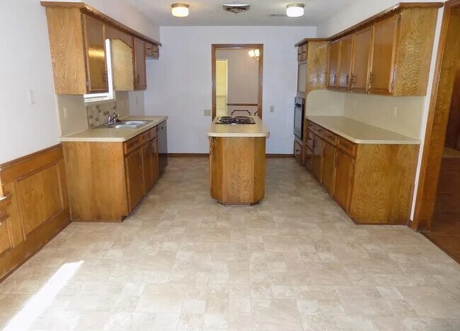 Building Photo - 513 Woodhollow Dr