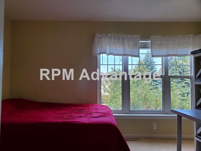 Building Photo - Gorgeous Townhouse Steps from Pool and Hik...