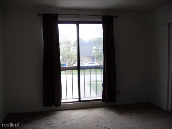 Building Photo - 2 br, 1.5 bath Townhome - 4855 Moreland Drive