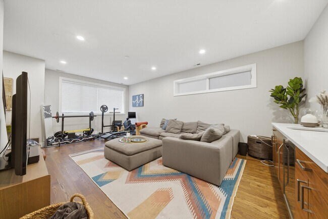 Building Photo - 2528 N Linden Pl