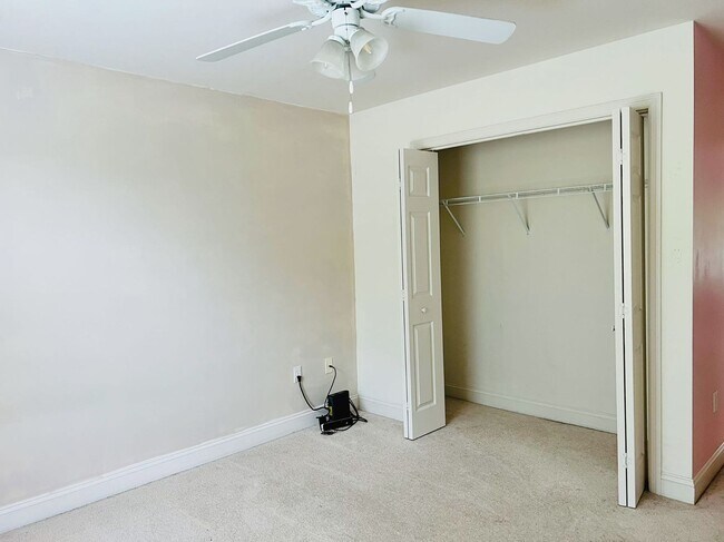 Building Photo - Charming 3-Bedroom Townhome with Private E...