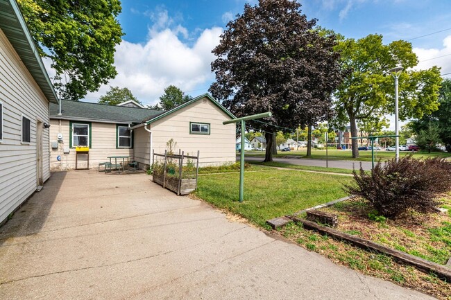 Building Photo - Southside single family home with garage