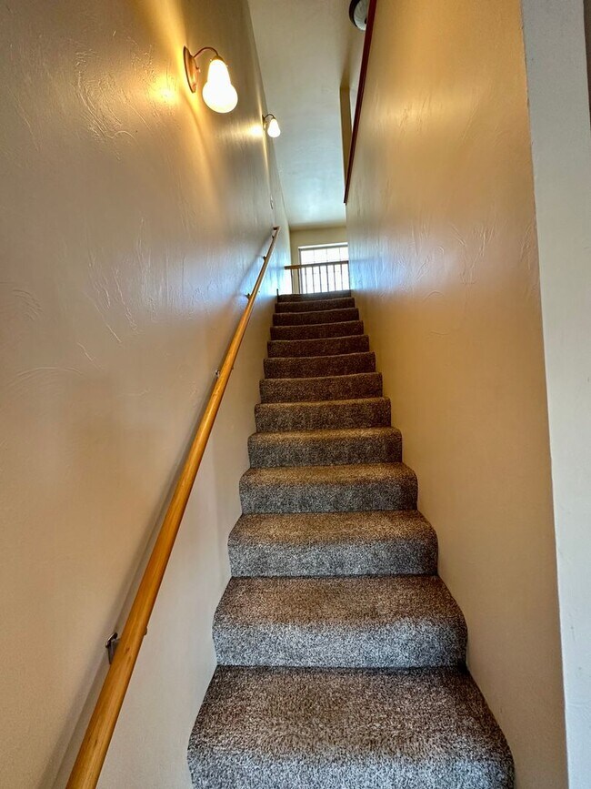 Building Photo - Opportunity in Broadwater Court Community