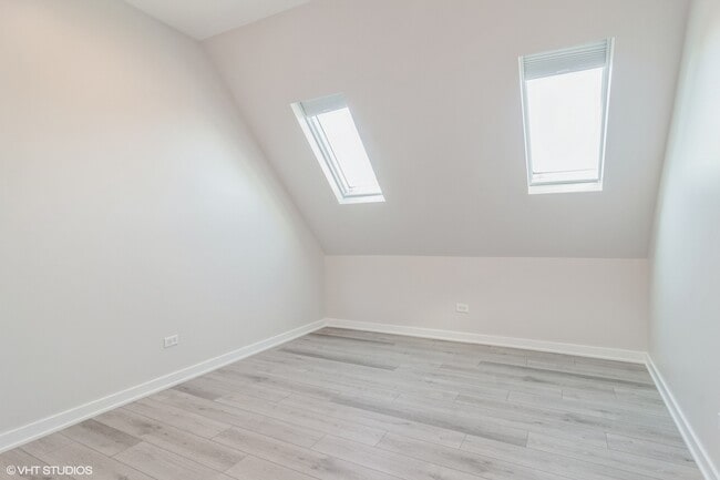 Building Photo - 2909 N Ridgeway Ave