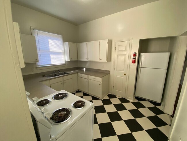 Building Photo - Spacious Duplex Unit Near Duke and Downtown / All Appliances and Fenced Backyard