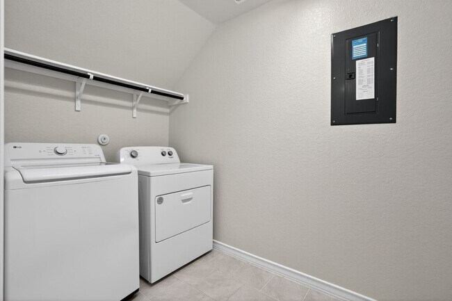 Building Photo - Spacious 5BR Home with Game Room, First-Floor Primary Suite & Appliances Included