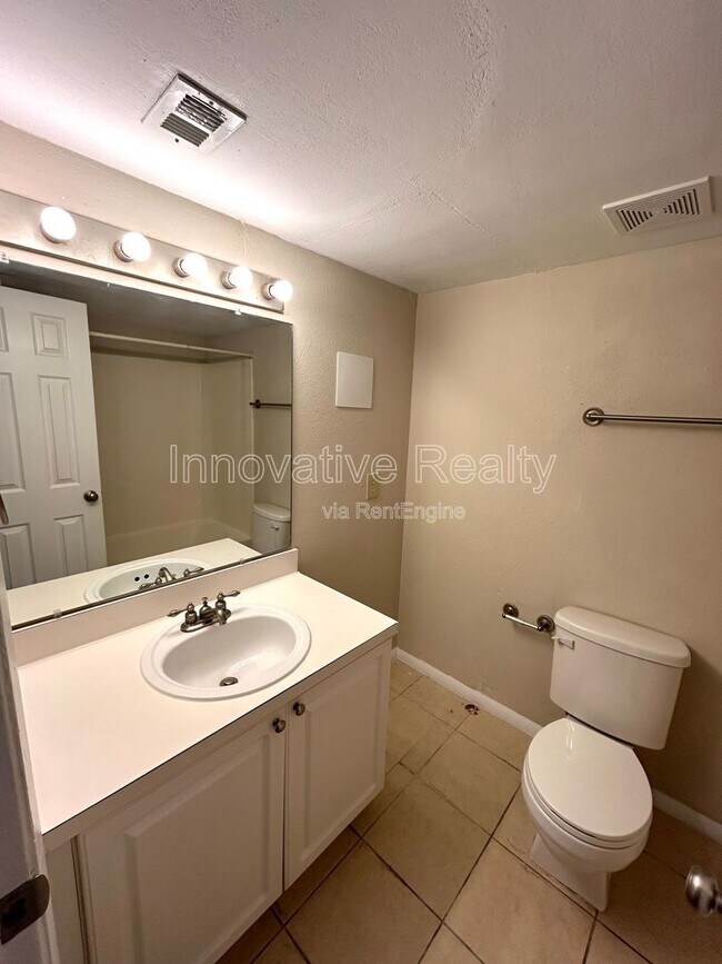 Building Photo - 120 Blue Pointe Way