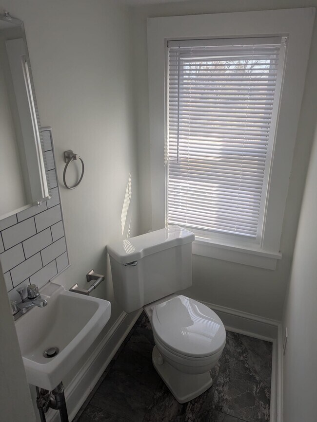 Building Photo - 712 Station Ave