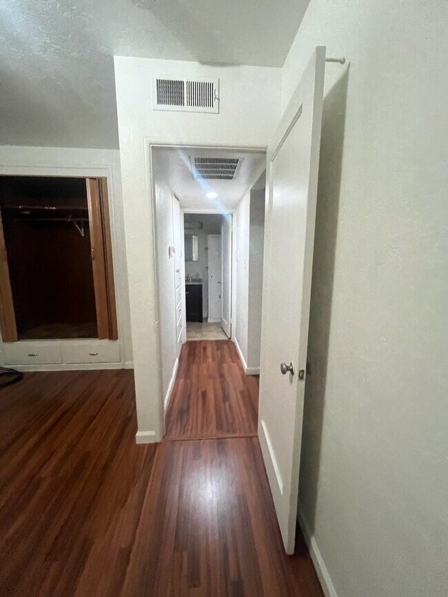 Building Photo - 1 bed 1 bath unit available close to downtown Tracy