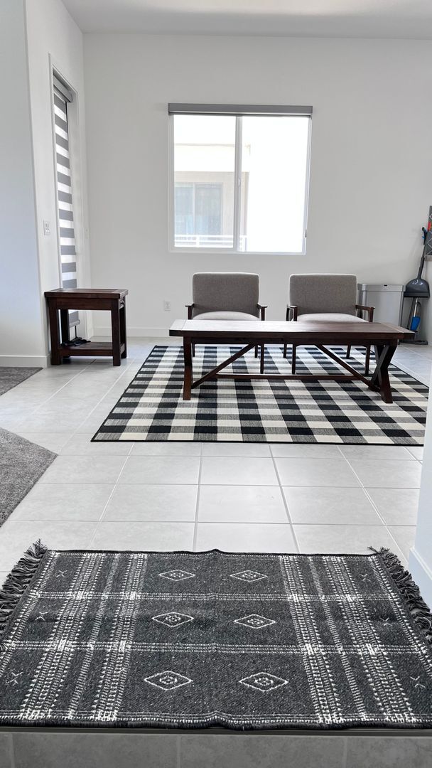 Building Photo - Beautiful furnished 4 bedroom Townhouse!