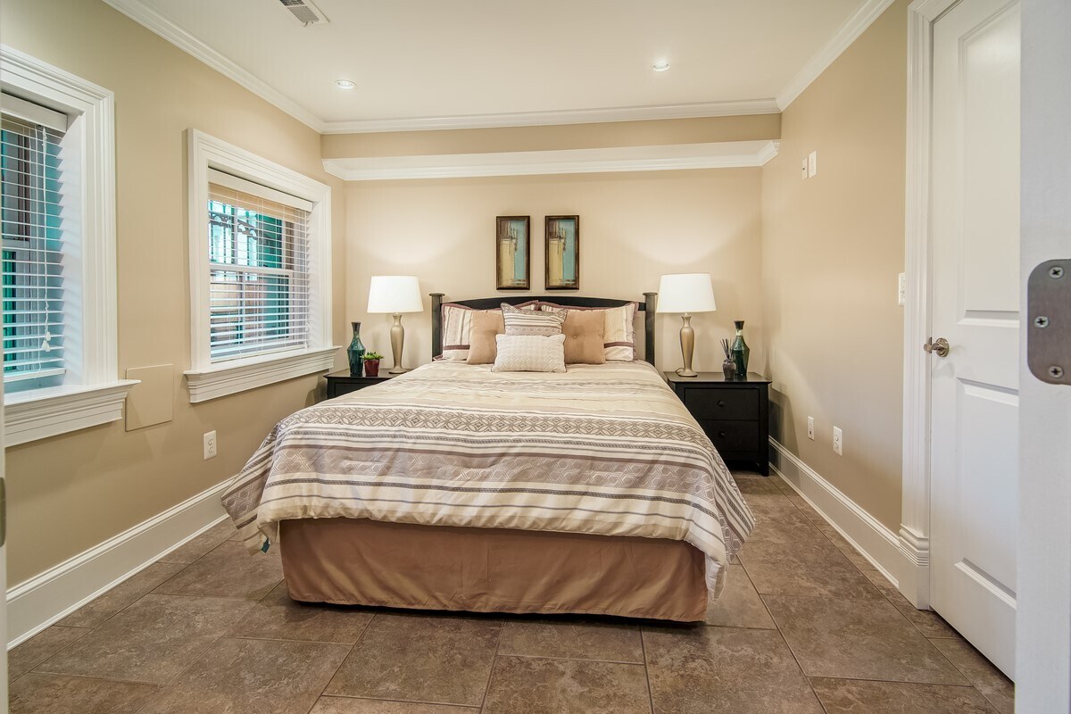 Building Photo - 513 7th St SE